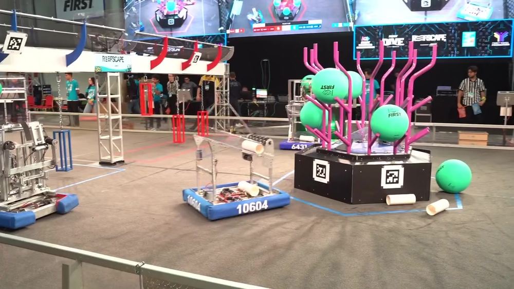 Takımın 10604 numaralı yarışma robotu saha üzerinde