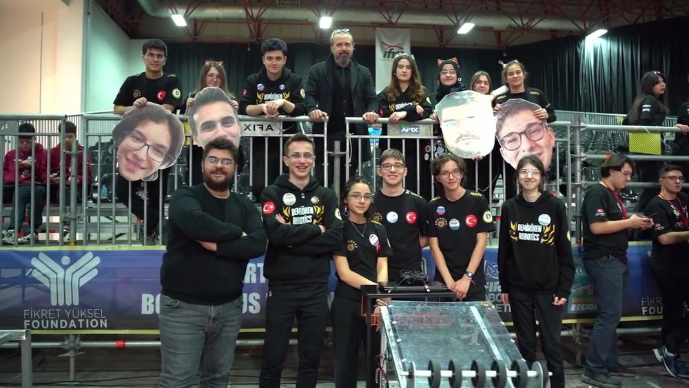 Demirören Robotics takımı Bosphorus Regional 2025'te grup fotoğrafı